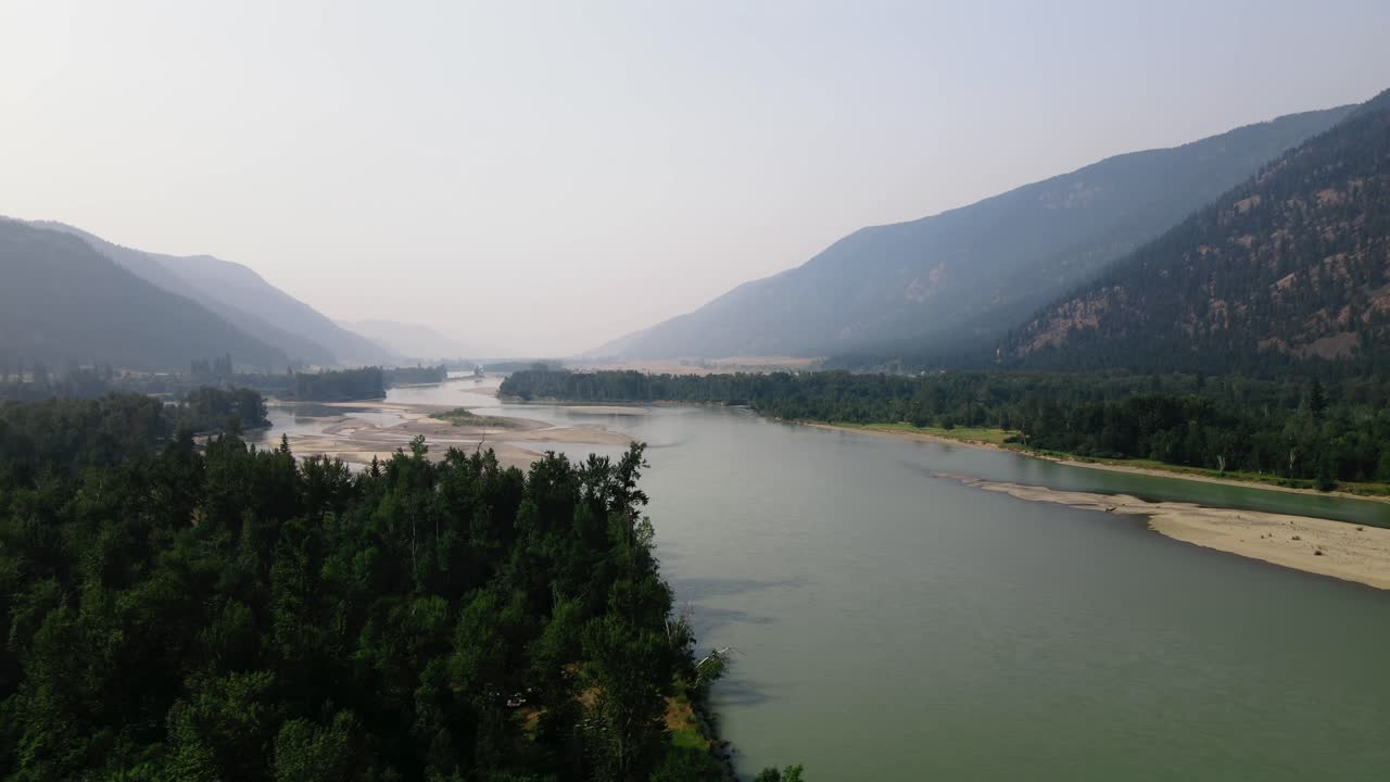 브리티시 컬럼비아 bc 캐나다는 산불 동안 산, 나무, 호수의 드론 영상을 여행합니다.