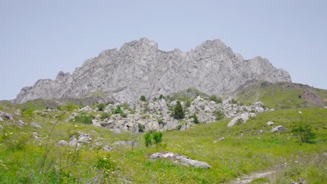 vista panorámica desde formigal del pico argualas en huesca, españa en verano