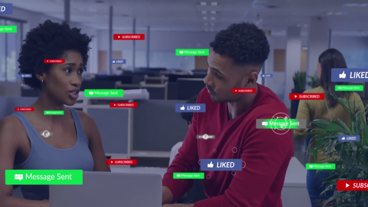 animación de textos e iconos en cajas de mensajes sobre diversos compañeros de trabajo discutiendo informes en la computadora portátil