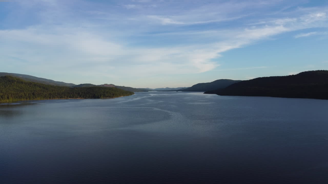아이다호 주 프리스트 레이크의 흐린 지평선에서 호수의 공중 드론 보기