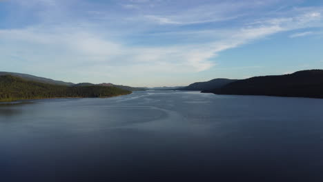 艾達荷州普里斯特湖 (priest lake) 的雲端地平線上,無人機拍攝的湖面