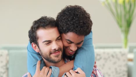 Pareja-Gay-Abrazándose-En-El-Sofá