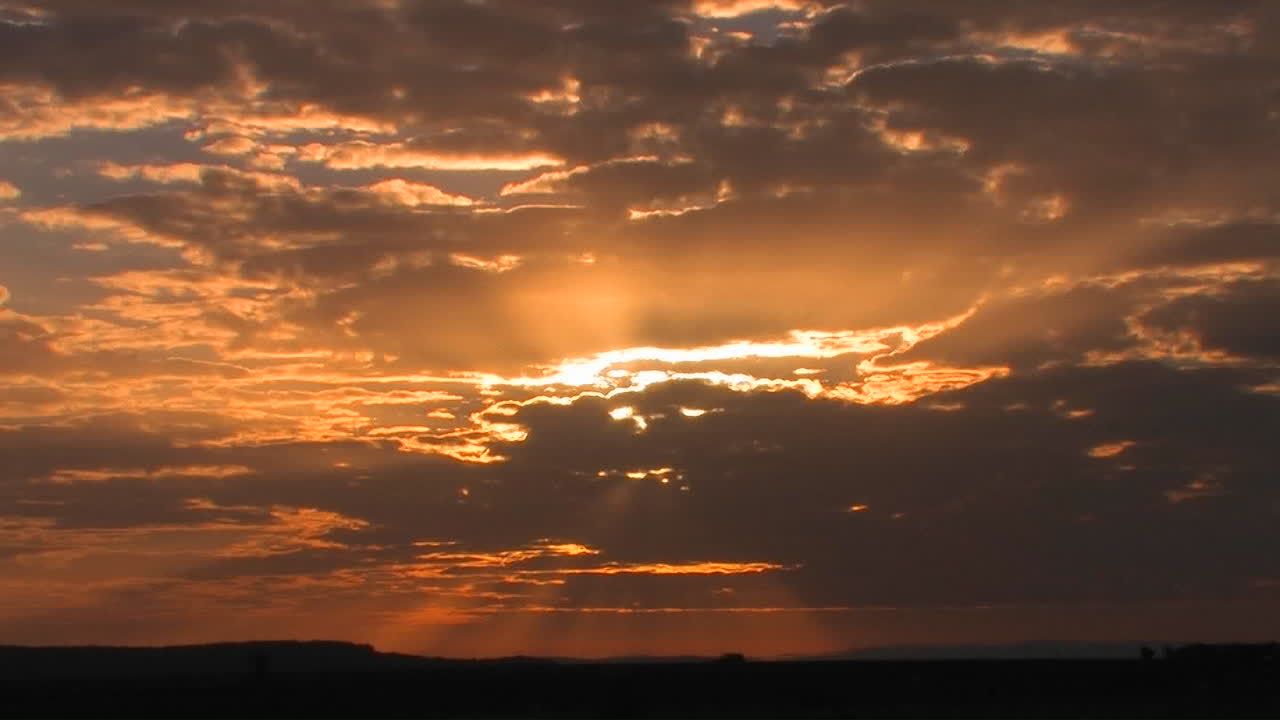Autos fahren bei Sonnenuntergang auf einer Landstraße