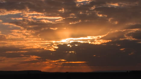 Autos-Fahren-Eine-Landstraße-In-Der-Nähe-Des-Sonnenuntergangs