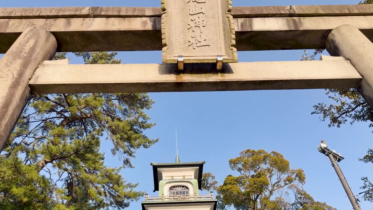 Visitatori che salgono le scale di pietra verso il Santuario di Oyama a Kanazawa