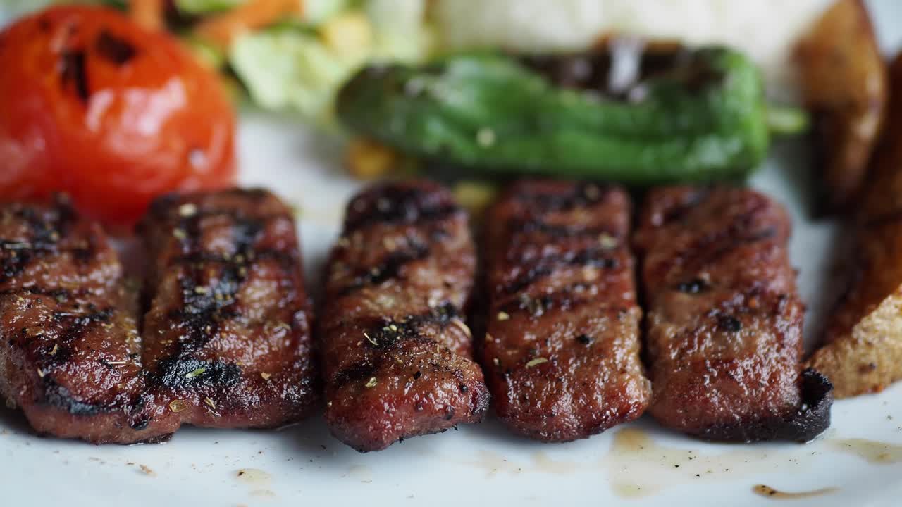 carne a la parrilla con verduras y arroz