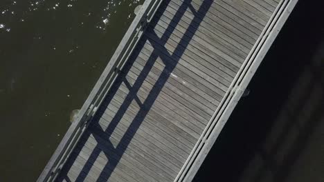 vista de arriba hacia abajo del embarcadero de madera del muelle del coliseo en biloxi frente al coliseo y centro de convenciones de la costa del golfo de mississippi