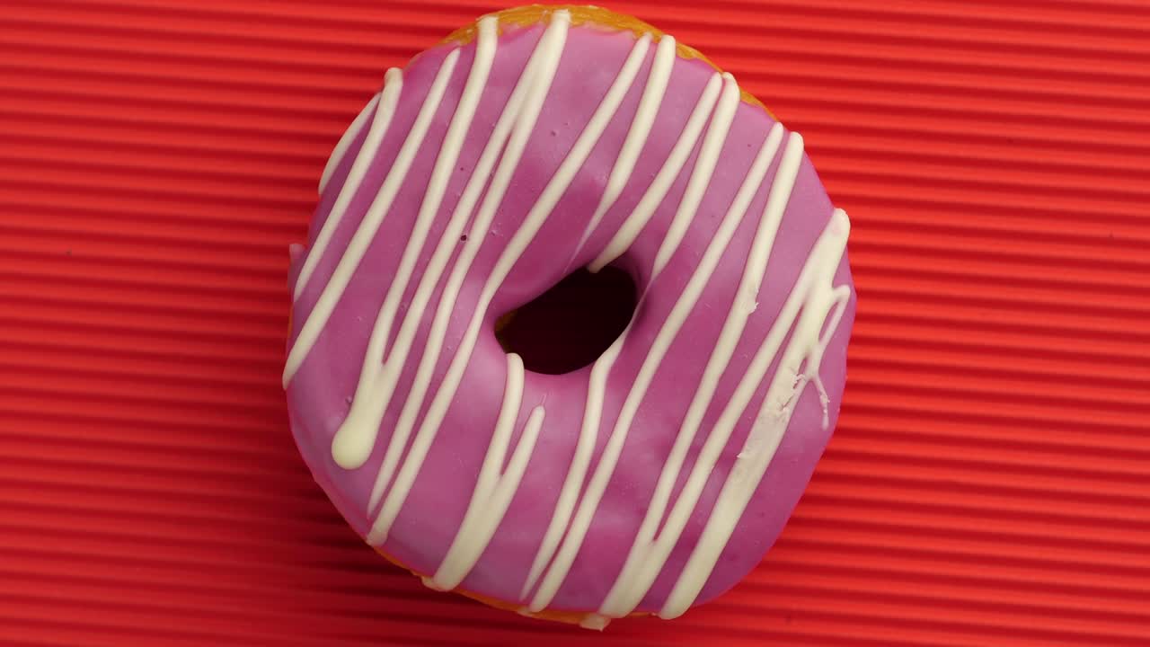 Donut glaceado em close-up.