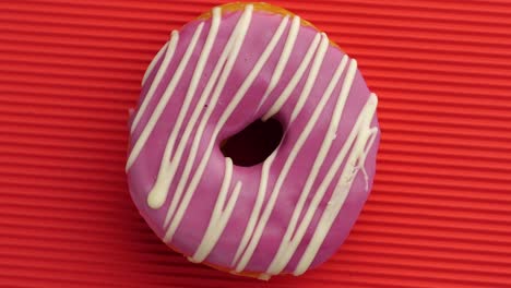 el donut glazado de primer plano.