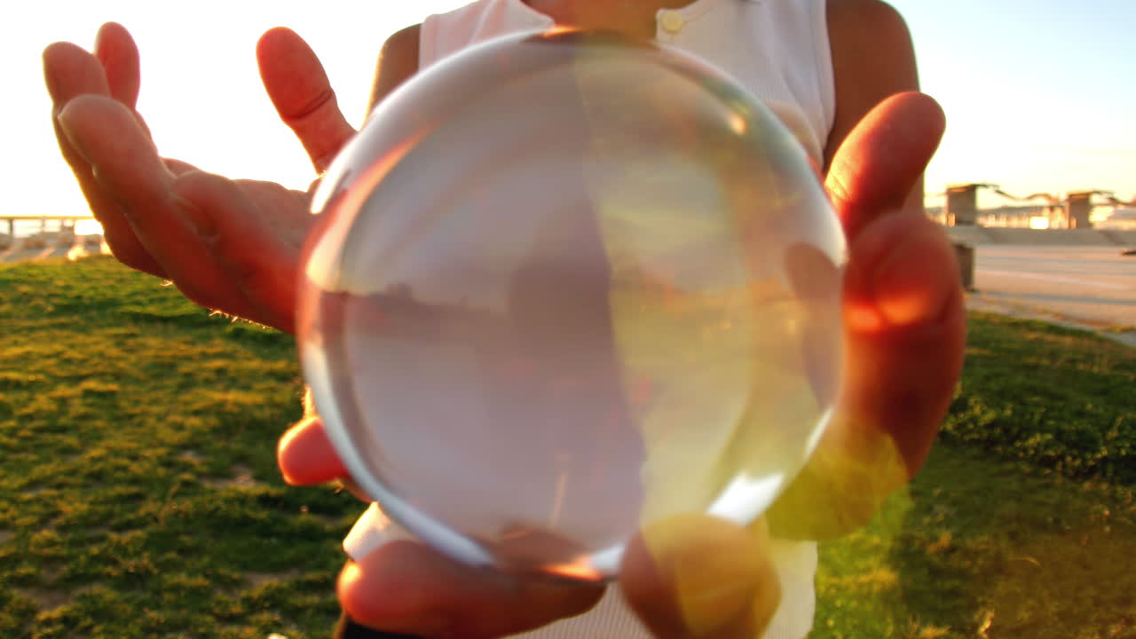 con una esfera de malabarismo de vidrio femenina
