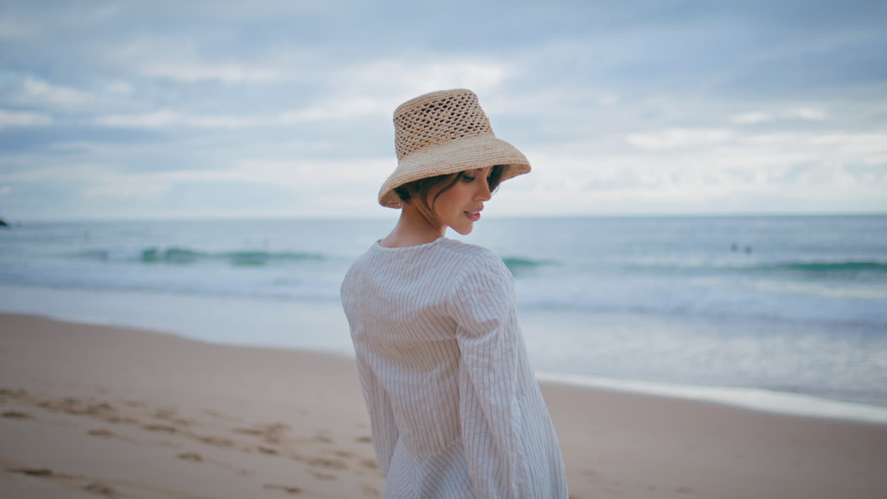 평온한 여자가 여름 휴가 동안 해안에 가서 뒷면. 클로즈업 평온한 소녀 휴식