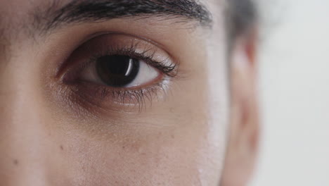 cerrar el ojo del joven mirando feliz reflejo visión visión
