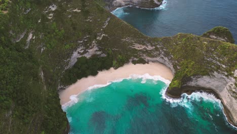 Vista-De-Pájaro-De-La-Playa-De-Kelingking-Conocida-Como-Cap-De-T-rex-En-El-Tiempo-De-La-Mañana---Nusa-Penida,-Indonesia