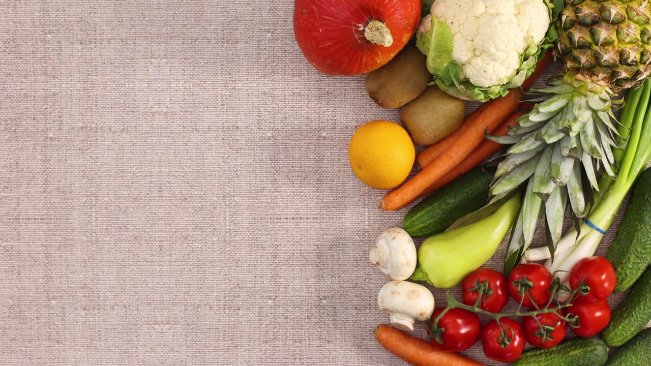 las frutas y verduras orgánicas aparecen en el lado derecho de la mesa.