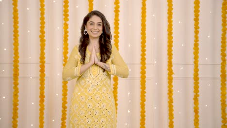 chica india haciendo namaste