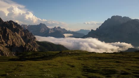 Timelapse-Parque-Natural-Nacional-Tre-Cime-En-Los-Alpes-Dolomitas.-Hermosa-Naturaleza-De-Italia.