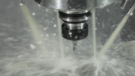 máquina de fresado cnc para metalurgia. corte de metal tecnología de procesamiento moderna.