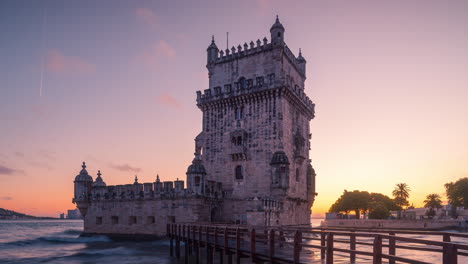 Turm-Von-Belem-Im-Zeitraffer-Bei-Sonnenuntergang,-Lissabon,-Portugal