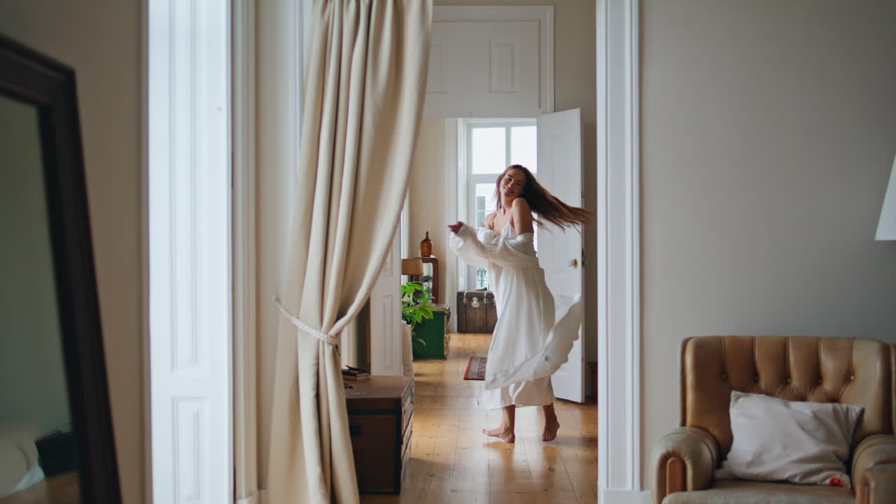 긍정적 인 소녀는 편안한 집에서 혼자 휴식을 취하고 있습니다. 주말을 즐기는 춤추는 여성