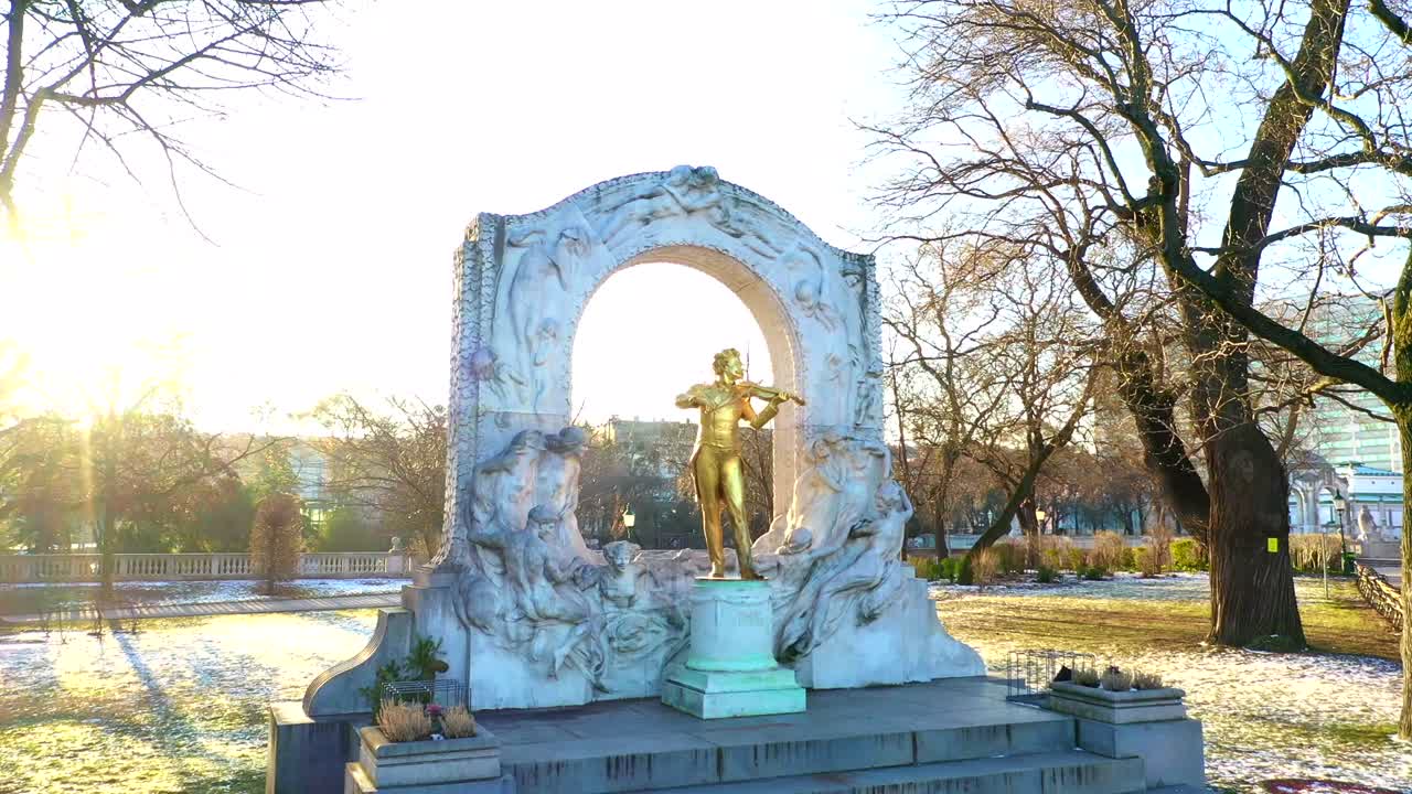 오스트리아 비엔나의 공공 스타트파크에 있는 요한 슈트라우스 기념비