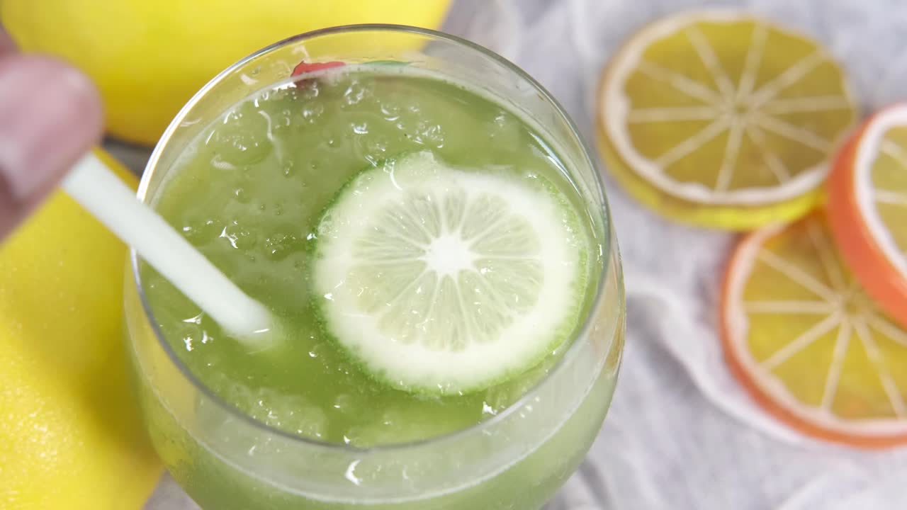 Grøn isdrik med lime og citron