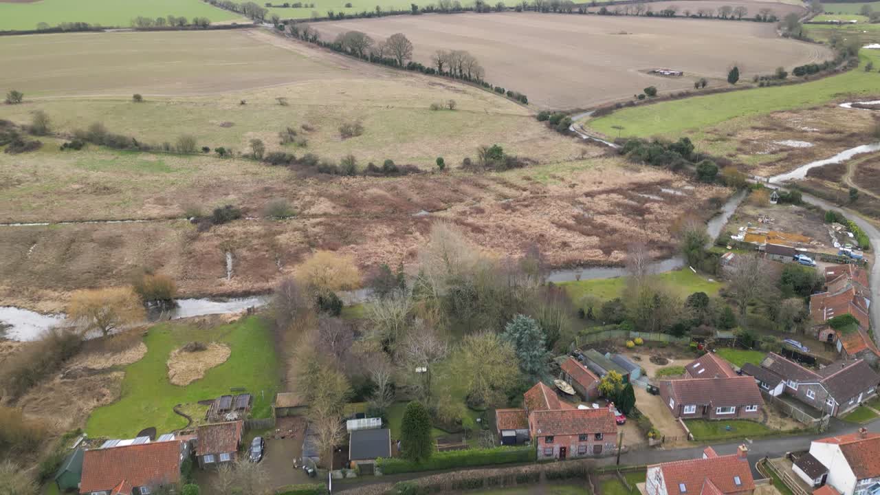 revelando la vista de un avión no tripulado del río nar y las casas en el priorato de castle acre