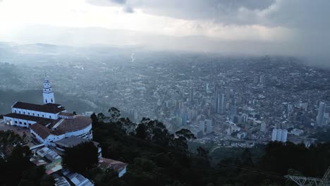 bogotá, colombia vista desde monserrate - el mirador y el mirador en la parte superior de la ciudad, vistas aéreas desde un dron