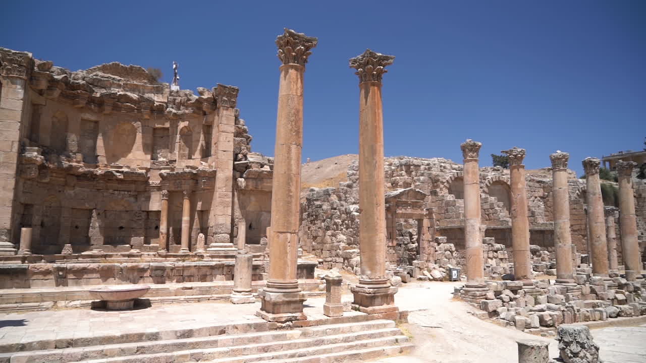 columnata y ninfeo de la antigua ciudad romana de gerasa, jerash, jordania, restos y sitio arqueológico en un día soleado, panorama 60fps