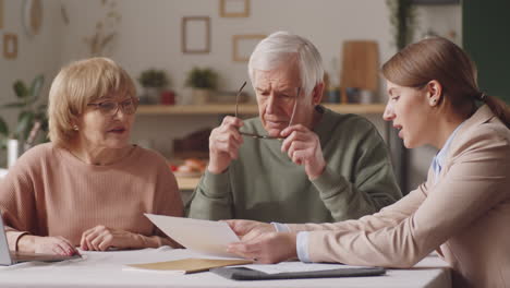 Finanzberaterin-Berät-älteres-Paar-Zu-Hause