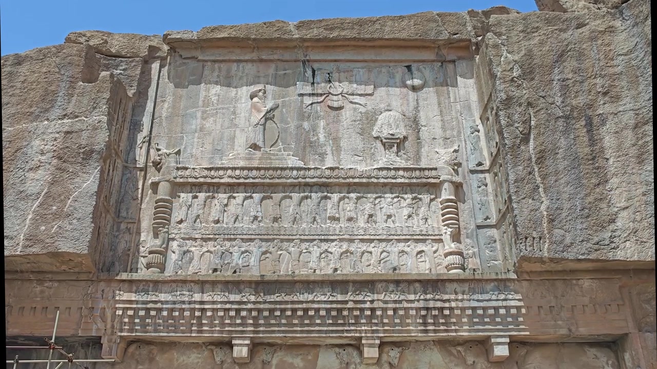 Ukiran Relief Batu Persia Kuno di Naqsh-e Rostam