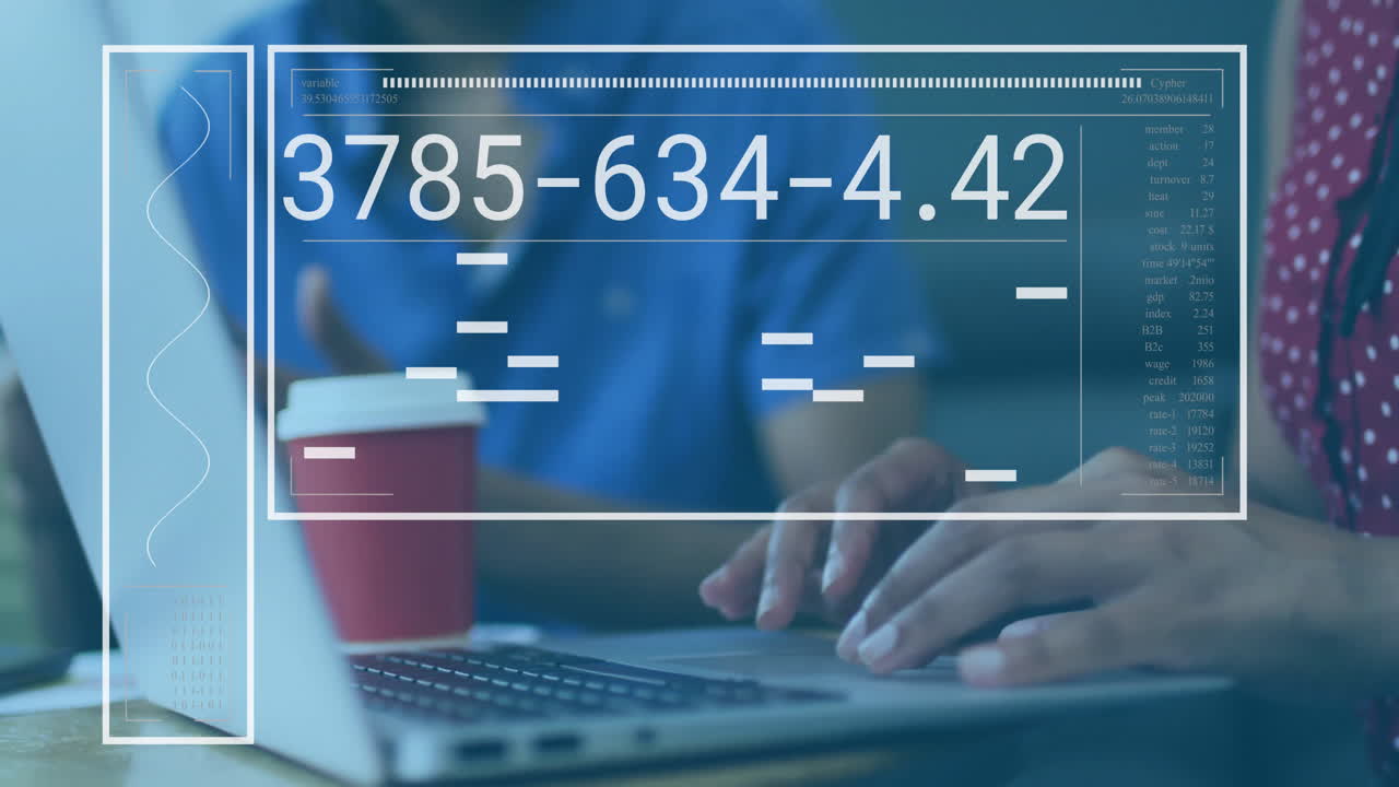 animación de la interfaz de procesamiento de datos sobre diversos colegas en la computadora portátil en la oficina