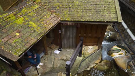 Statisch,-Person-Wartet-Vor-Dem-Badehaus-Yunomine-Onsen,-Japan