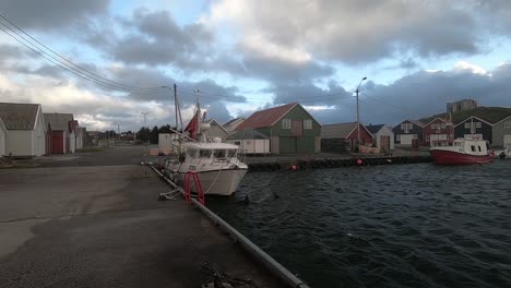 Pequeños-Barcos-De-Pesca-Se-Encuentran-En-El-Puerto