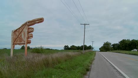 Ein-Großes-Gelbes-Schild-Weist-Von-Einem-Landwirtschaftlichen-Feld-Auf-Higginsville-Missouri-Hin-2