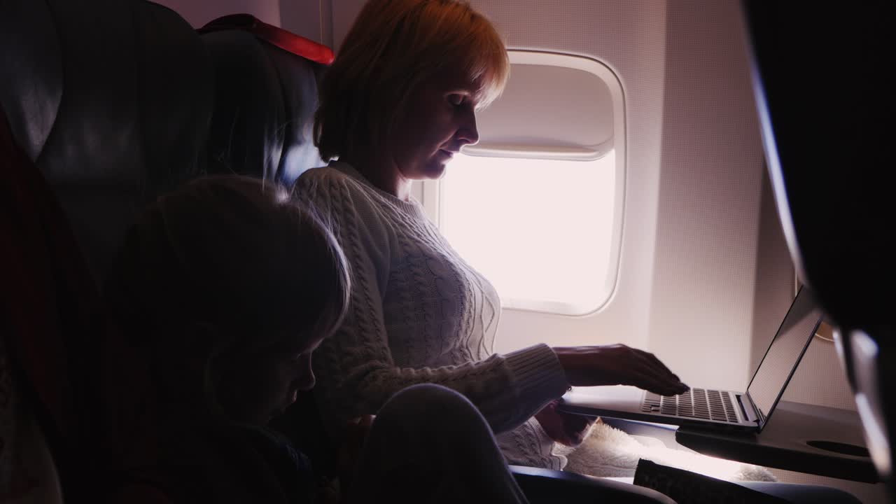 mamá e hija en la cabaña mi madre trabaja con una laptop