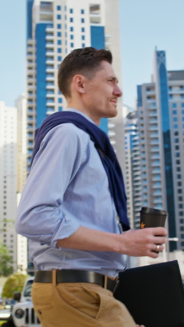 hombre con taza de café en la ciudad