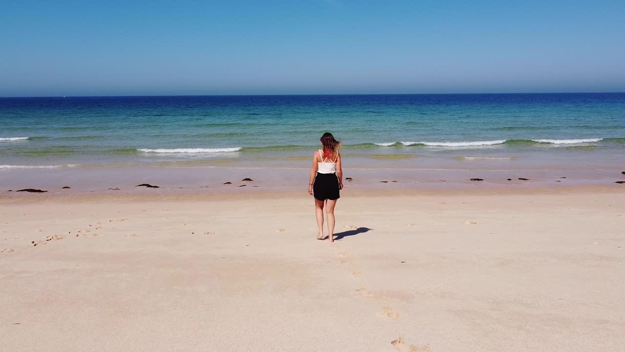 chica turista caminando en la playa comporta, alentejo, costa oeste de portugal