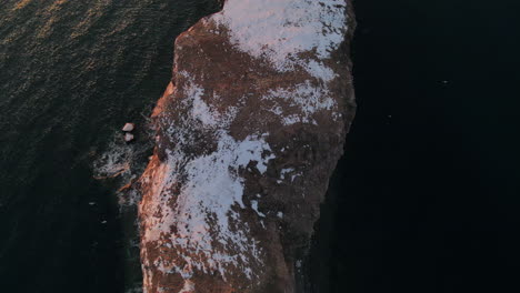 Darine-Ansicht-Von-Oben-Nach-Unten-Mit-60-Bildern-Pro-Sekunde-Des-Berühmten-Percé-Felsens-In-Percé,-Québec,-Kanada