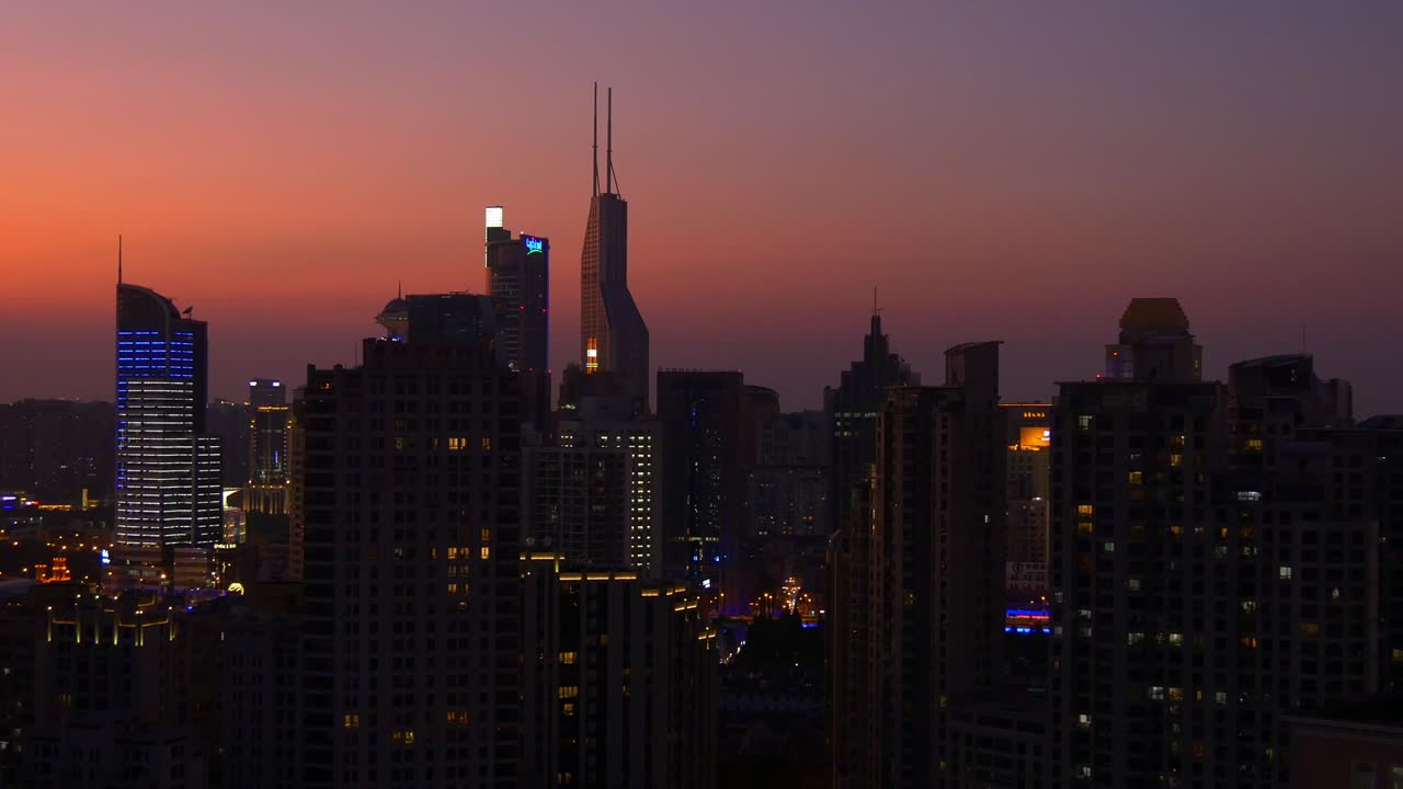 해가 지는 밤에 빛나는 상하이 시내 옥상 파노라마 4k