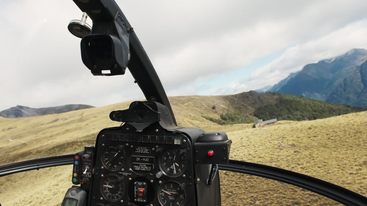뉴질랜드 의 산악 지형 을 날아다니는 헬리터 조종실 에서 볼 수 있는 모습