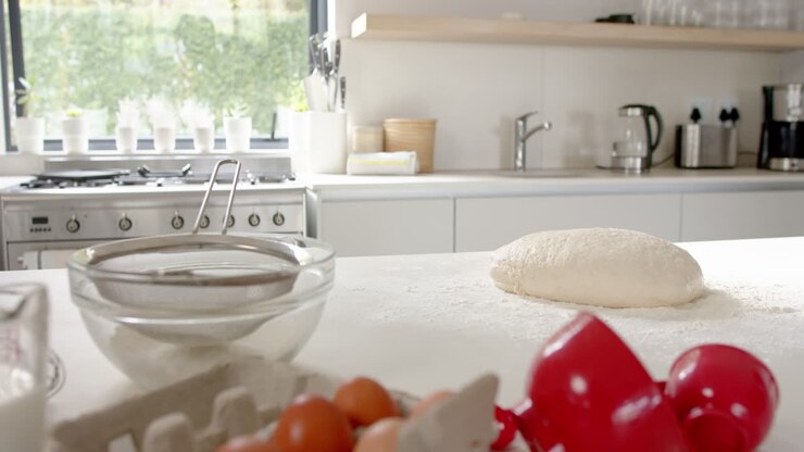 Impasto fresco sul bancone della cucina, pronto per essere infornato.