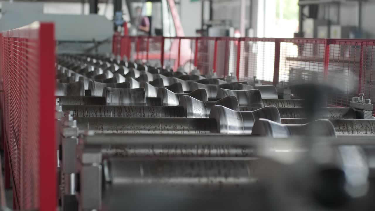 현대 금속 공장에서 금속 판을 형성하는 기계.