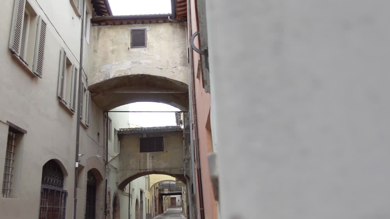 2 pasarelas arqueadas cerradas que conectan 2 edificios divididos por la calle