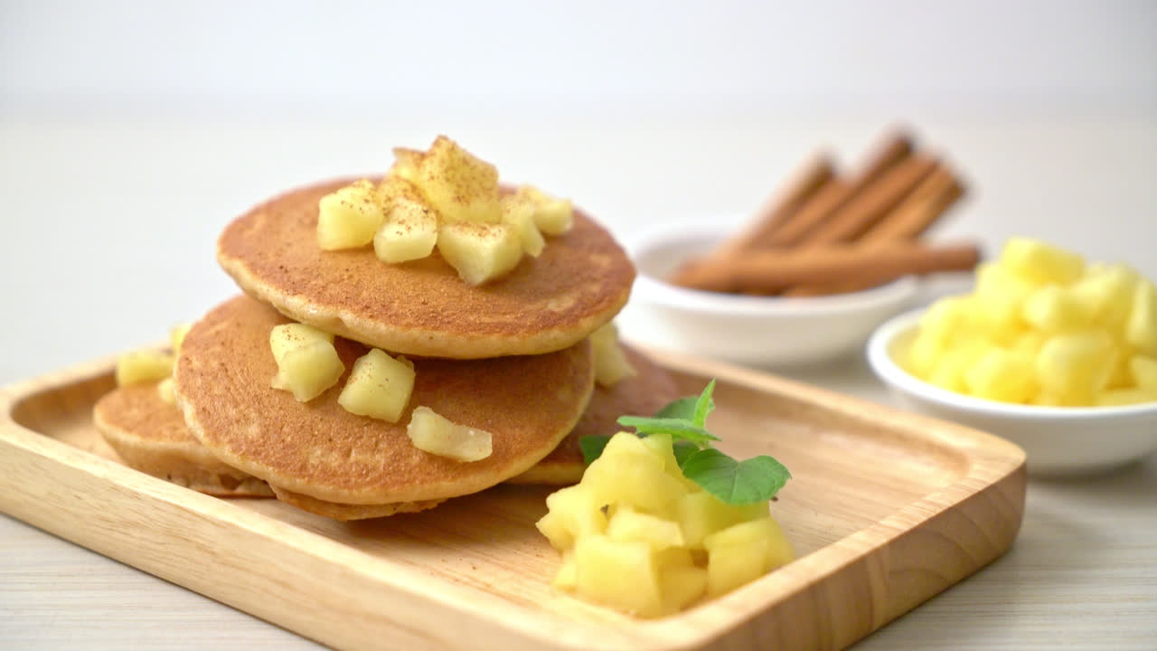 사과 팬케이크 또는 사과 크레프와 간장 가루