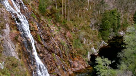 cascada en el río sor por el acantilado rocoso rodeado de bosques con zona de pesca de agua dulce
