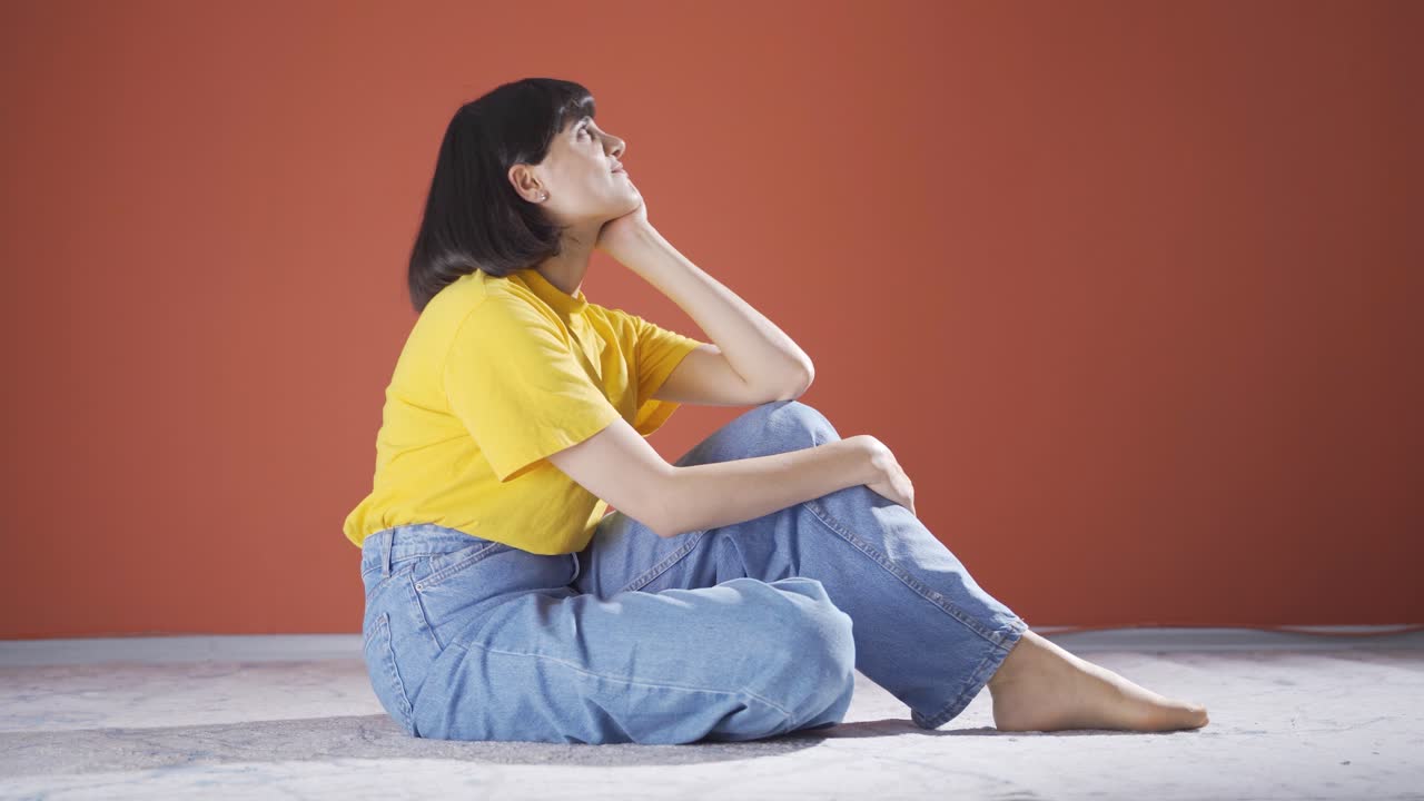 긍정적인 여성 행복하고 미소 짓는.