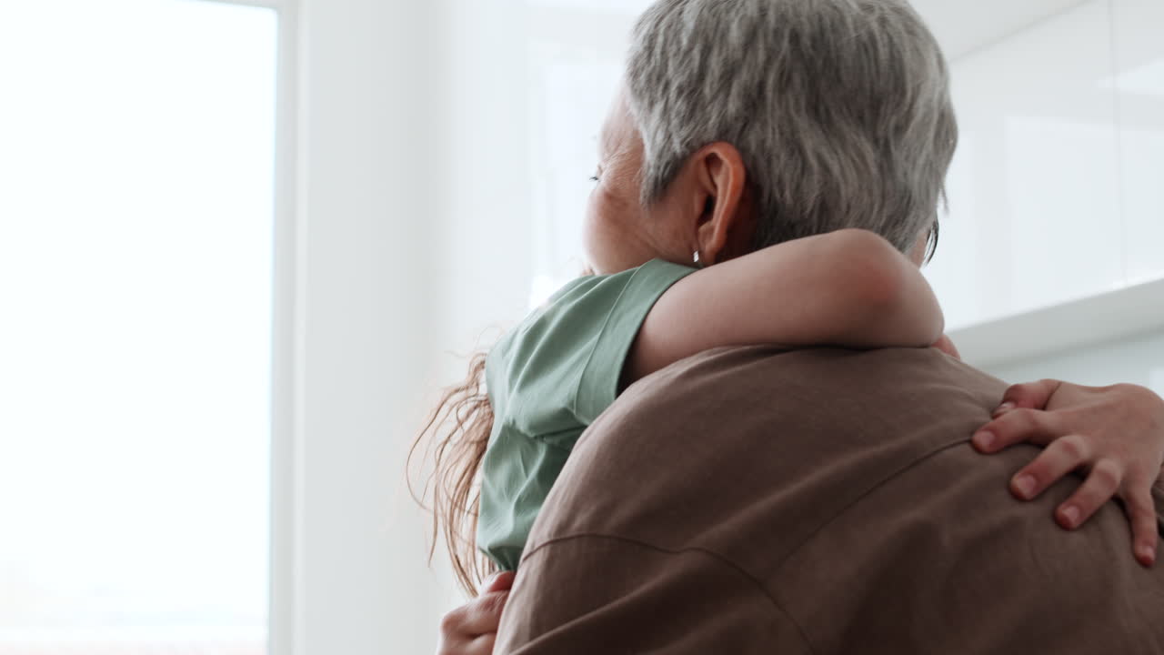 할머니와 소녀가 앞옷을 입고