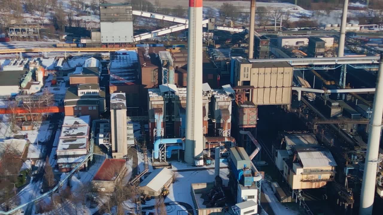 Flygbild som visar industriell stad med anläggning för kokstillverkning och produktionsinfrastruktur