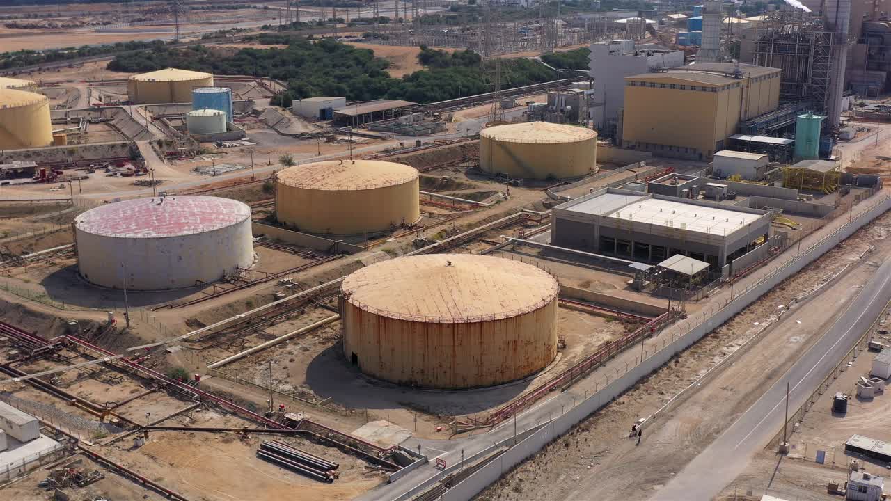 발전소 근처의 연료 크 위의 항공 영상