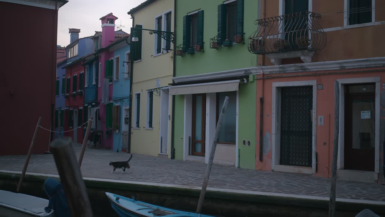 Casas de colores a lo largo de un canal en la isla de Burano, Venecia, Italia, a primera hora de la mañana.